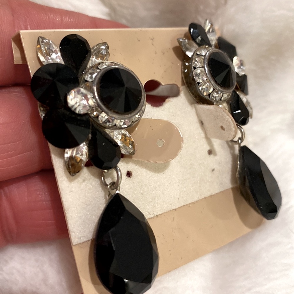 VINTAGE SWAROSKI BLACK AND CLEAR TEARDROP CLUSTER CLIP NEW GLITZ